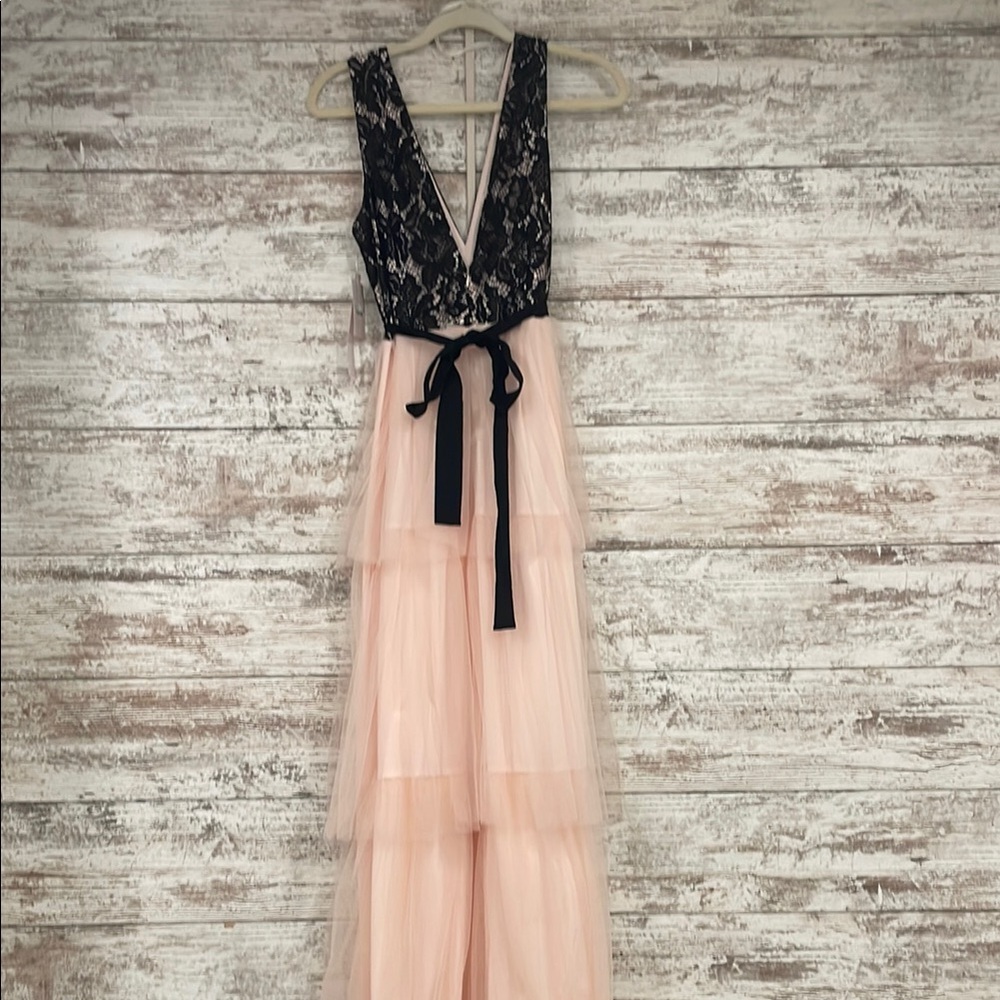 Elegant Lace and Tulle Evening Gown - Picture 4 of 5